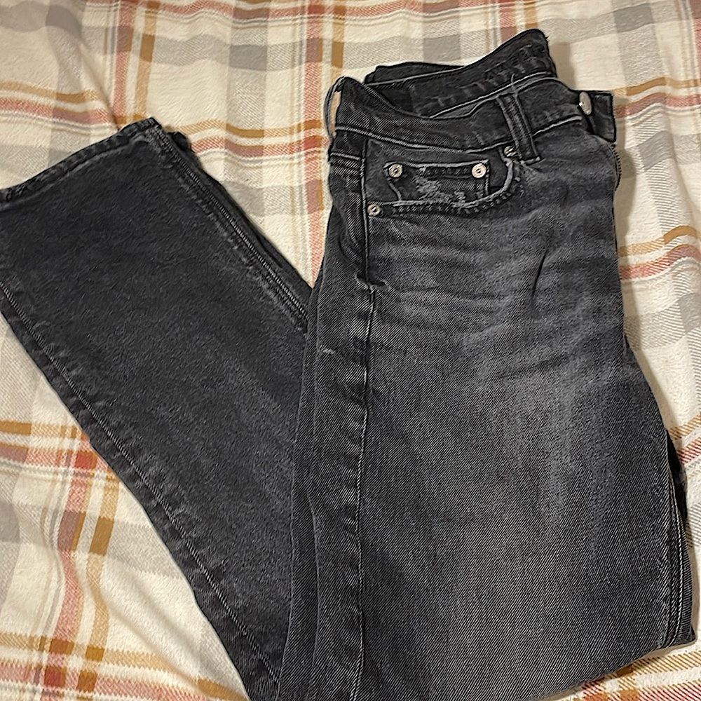 These are from American eagle,they are size four.
